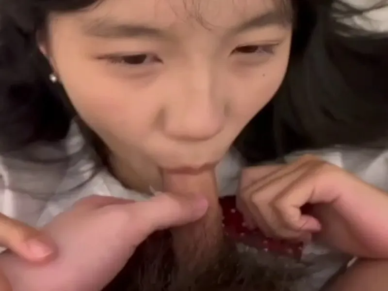 Em loli dễ thương mút buồi biến em thành con đào nứng lồn p2